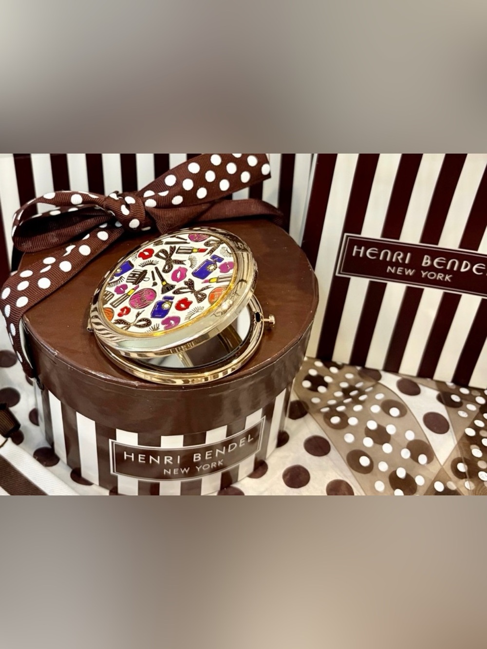 NWT HENRI BENDEL Gold Compact Mirror with Multicolor Lip Motif and Brown Trim